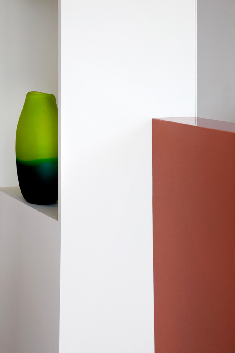 Vase & wall